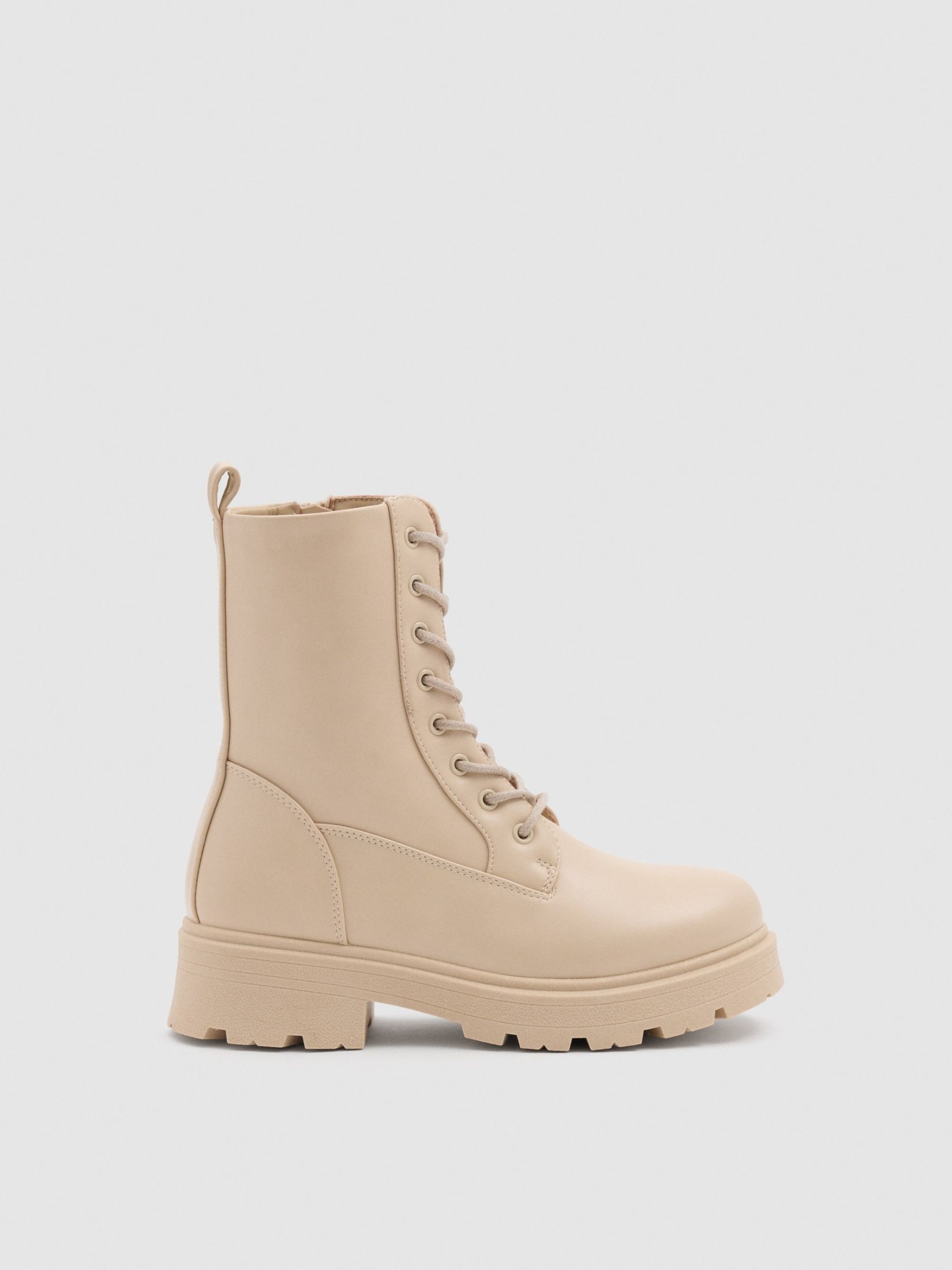 Bota militar clásica, confeccionada en tejido de efecto piel, color beige, cierre mediante cordones INSIDE
