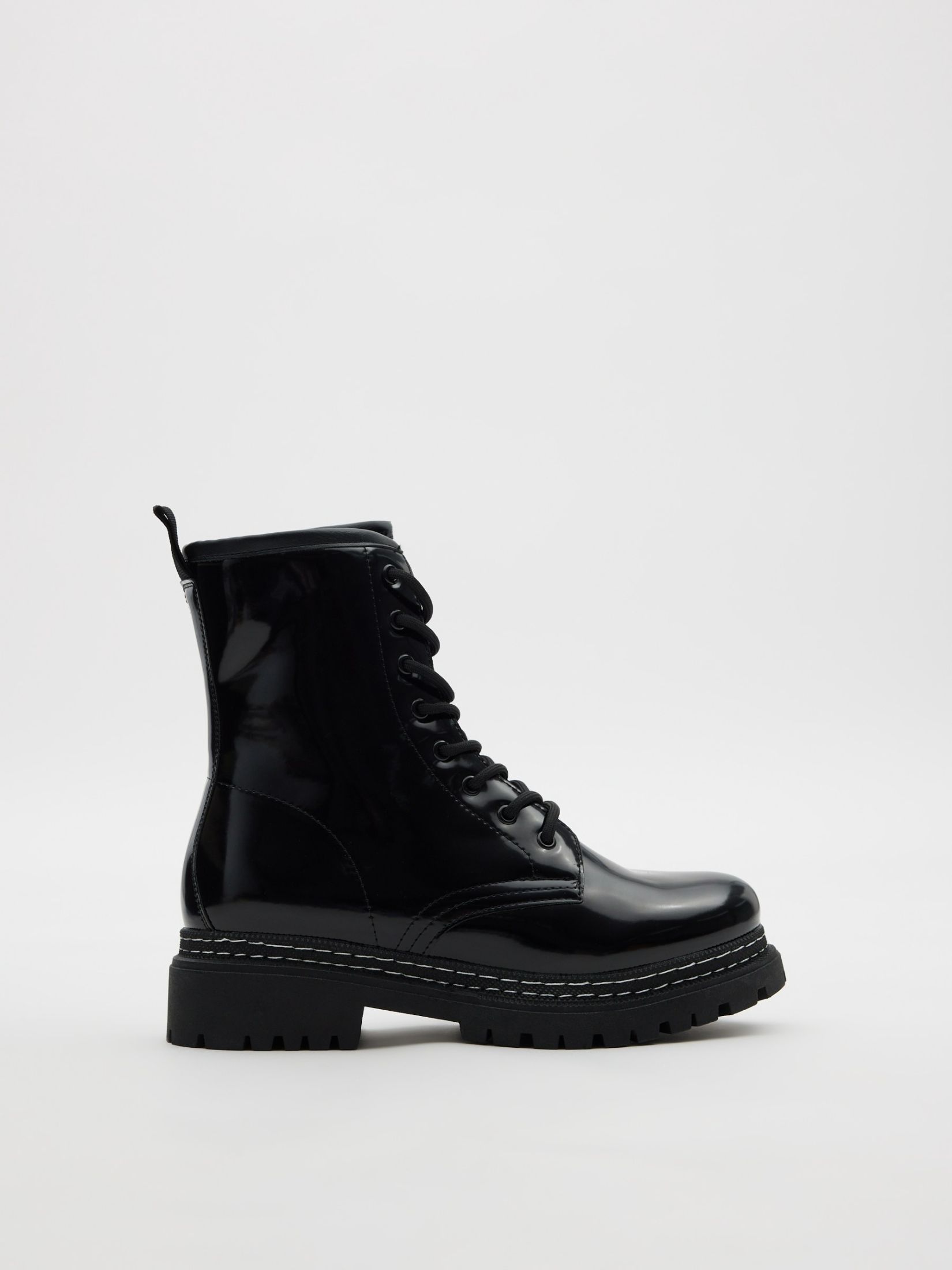Botín militar de cordones básico perfecto para un look casual INSIDE