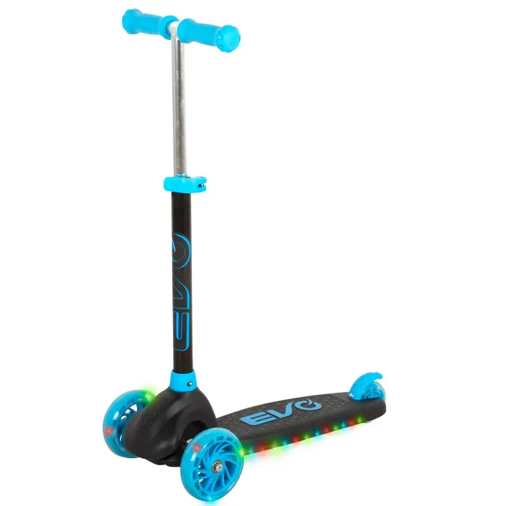 EVO - Patinete 3 ruedas negro y azul, con luces de colores, manillar regulable, medidas 56x28,5x65/75 cm, peso máximo 50 kg, freno trasero, base y manillar antideslizantes, juguetes niños +3 años, juguetes aire libre, juegos exterior - 1