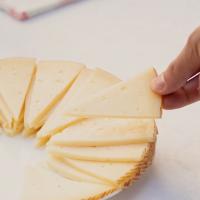 Queso puro de oveja semicurado rueda entera aprox. 3 kg, Rabel, curación natural en cava, Campo de Calatrava, pasta cremosa con aroma láctico y frutos secos - details 1