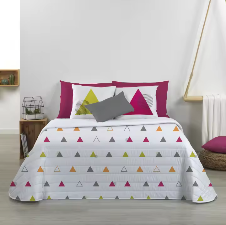 NORDIC HOME | Colcha bouti reversible “Triangle” pistacho | 100% microfibra suave | Relleno fibra hueca 100 g | Ligera y transpirable | Varios tamaños (90, 105, 135, 150 y 180 cm) - 1