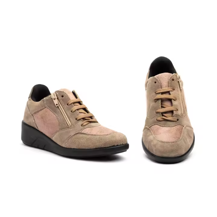 deportivas mujer cuña A02 Deportiva de Cuña para Mujer - Estilo y Comodidad Elevada Descripción del Producto: Esta deportiva de cuña para mujer es la opción perfecta para quienes buscan la comodidad de una zapatilla con un toque de altura y sofisticación - 1