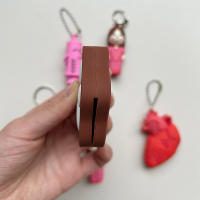 Llavero De Abreampollas Con Estampado De Huella De Pata Y Niña Enfermera Auxiliar De Corte De Botellas De Goma Para El Hogar Y Profesionales De La Salud - details 12