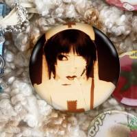 MALICE MIZER Broches Creativos En Forma De Caracteres De Dibujos Animados Para Accesorios De Mochila Pinzas De Encaje Snap-in Joyería Regalos - details 7