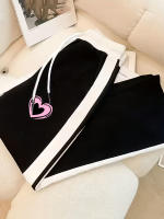 Conjunto De Tres Piezas Para Mujer Estilo Casual Y Versátil Con Estampado De Corazones Rosa Y Negro Camiseta Manga Corta Y Pantalones Largos Para Verano Uso Diario Compras Y Hogar - details 11