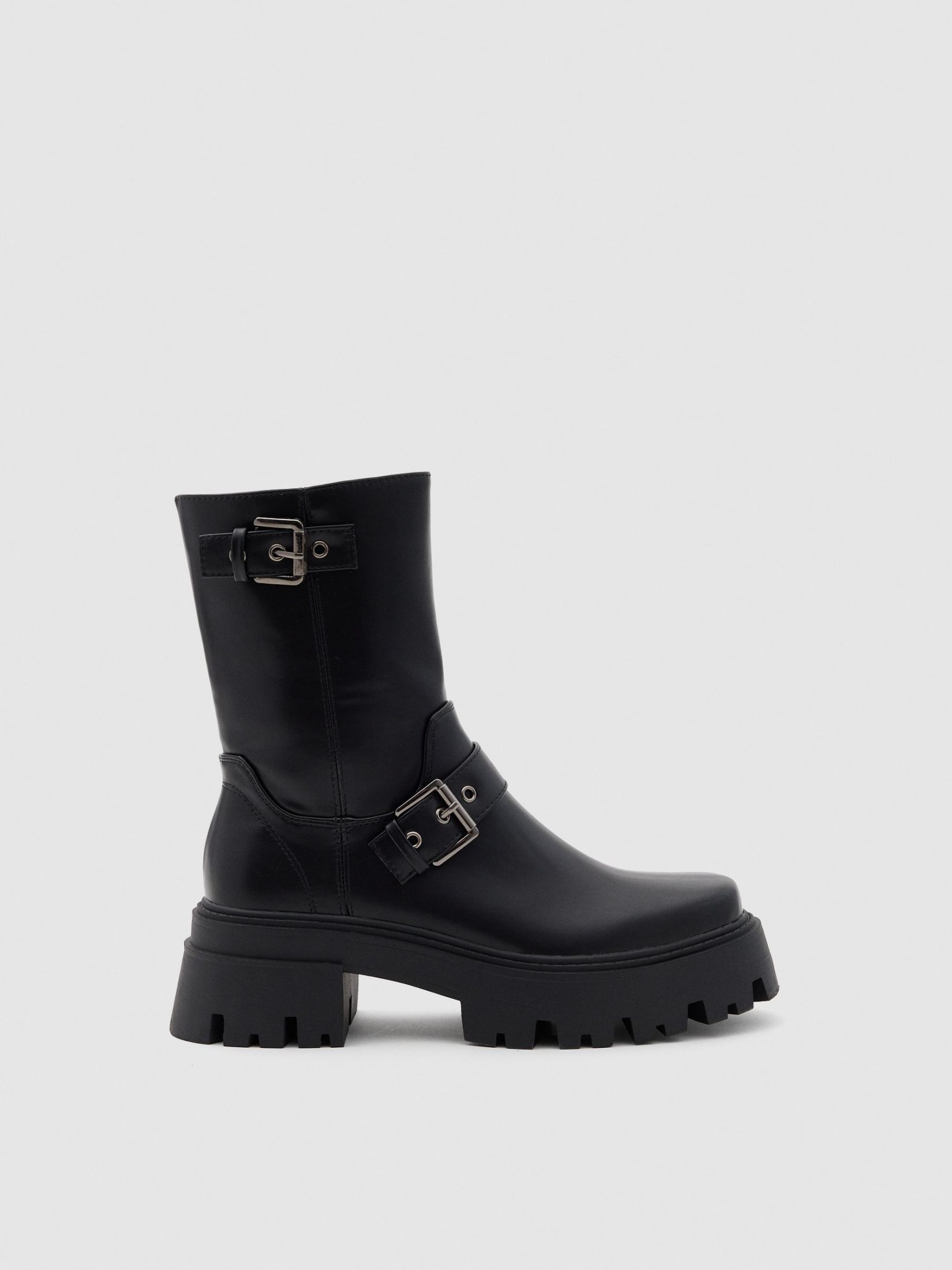 Bota con puntera cuadrada, confeccionada en tejido de efecto piel INSIDE