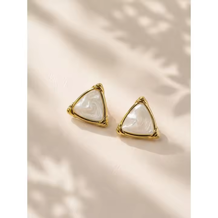SmileJoyas - Pendientes de Acero Inoxidable Dorados Triangulares con Efecto Nácar Blanco - 1