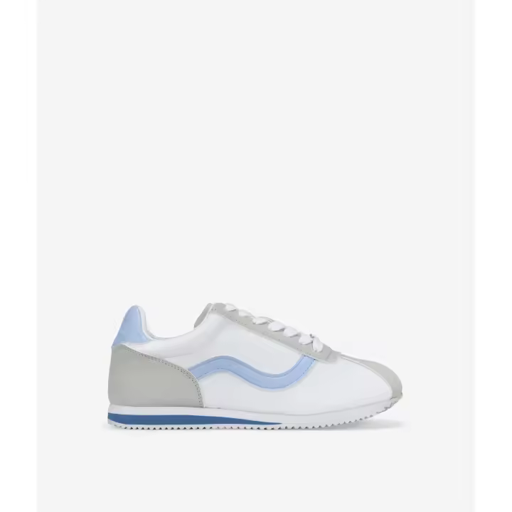 Bosanova Zapatillas deportivas para mujer con pieza trasera y lateral a contraste y suela dentada de 2 cm. Cierre con cordones planos. - 1