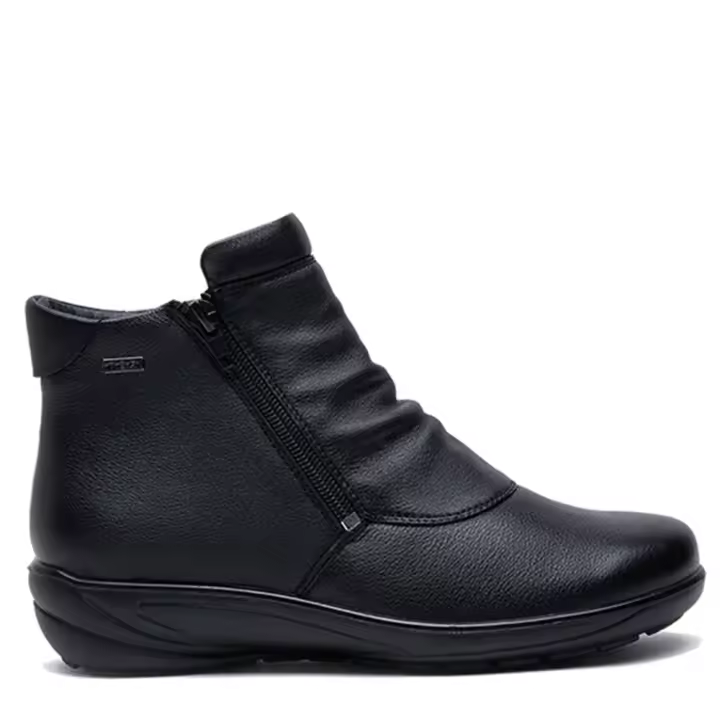 Cómoda Botín mujer de G Comfort modelo 9521-0 en suave piel negra con detalle arrugado y doble cremallera. Con membrana impermeable y transpirable. Cómoda cuña ligera Altura Tacón bajo (1-3 cm) Referencia - 1
