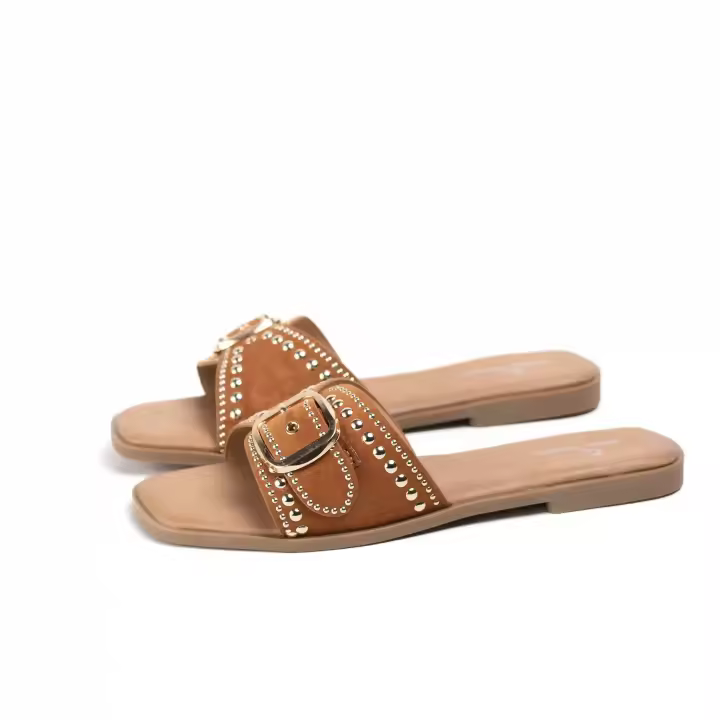 Sandalias Planas Tipo Pala para Mujer con Hebilla Metalizada y Detalle de Tachuelas Doradas Estilo Moderno y Urbano Mules Paloma Wang - 1