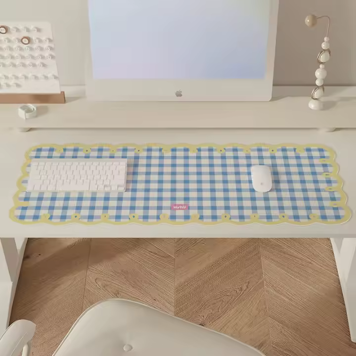 Alfombrilla Grande De Ratón Con Estampado a Cuadros Rosa Y Blanco Borde Ondulado Material De Cuero PU Antideslizante Protector De Escritorio Para Oficina Y Juegos - 1