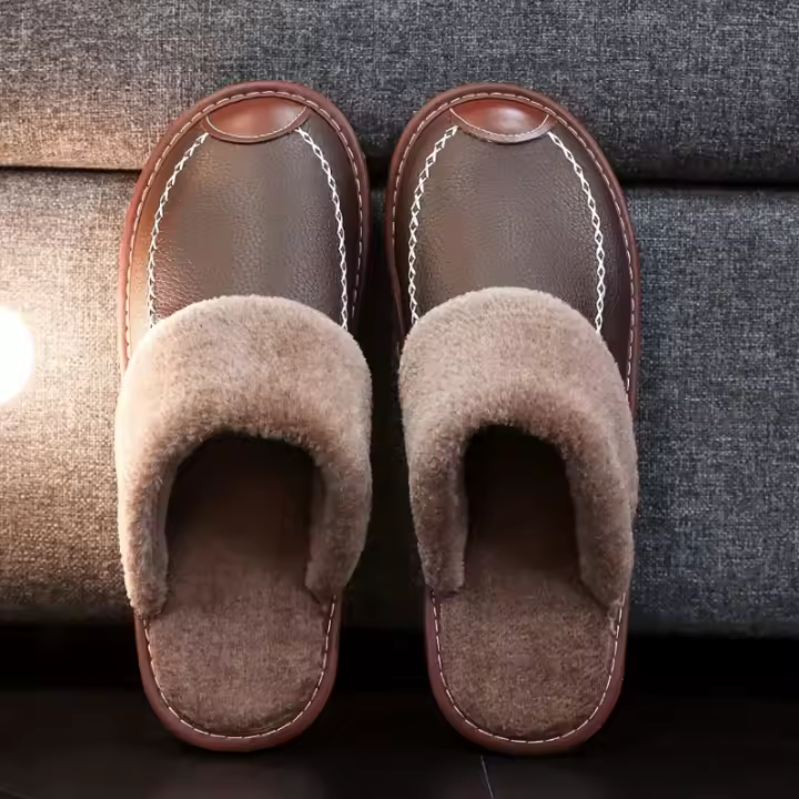 Zapatillas De Cuero Para Hombre Invierno Pantuflas De Terciopelo Grueso Y Impermeables Para Dormitorio Calzado Interior Cálido - 1