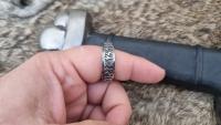Anillo Futhark 24 Runas Mundo Vikingo / 24 Runas vikingas / Acero inoxidable / Runas vikingas / Anti estrés / Anillo Vikingo / Joyeria Vikinga / Bisuteria Vikinga / Ragnar Lothbrok / Edad Media / Epoca Medieval / Anillo Nordico / Para Hombre y Mujer - details 2