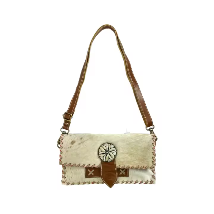 énvo - Bolso Bandolera Estilo Bohemio para Mujer, Artesanal de Piel Auténtica con Pelo de Vaca, Estampado Animal Print y Broche Metálico, Nueva Colección Otoño 2022 - 1