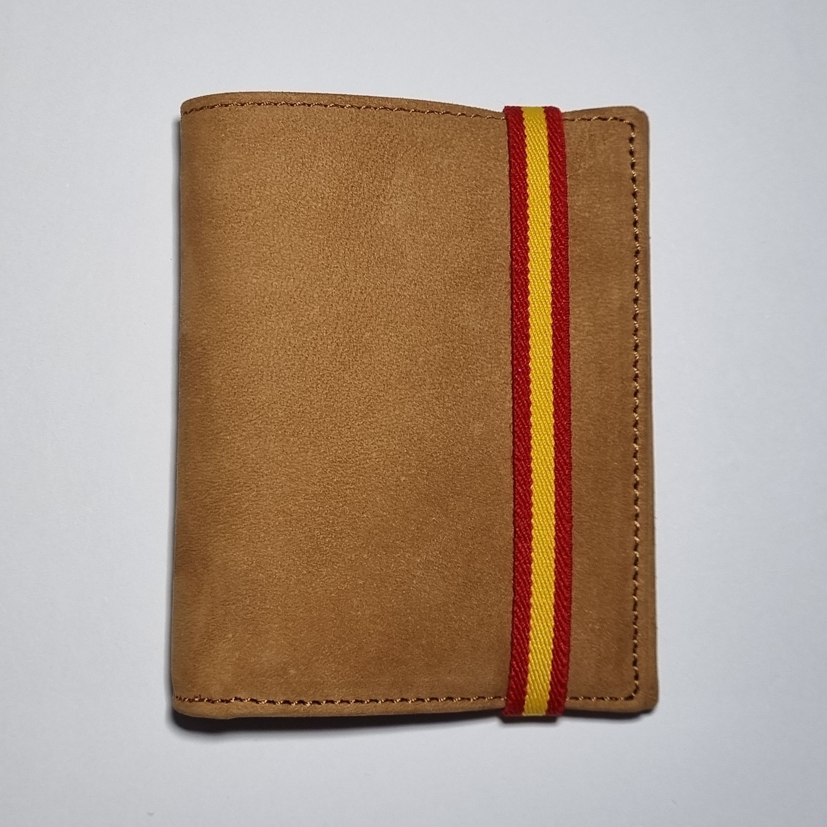 Lukkalia - Kids and Us LKKCME2 cartera de piel auténtica para hombre con diseño distintivo de la bandera de España (cinta de cierre) - Fabricada a mano en España - Presentada en bolsa de tela estilo saco - Calidad garantizada - Regalo Especial.