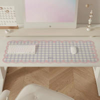 Alfombrilla Grande De Ratón Con Estampado a Cuadros Rosa Y Blanco Borde Ondulado Material De Cuero PU Antideslizante Protector De Escritorio Para Oficina Y Juegos - details 3