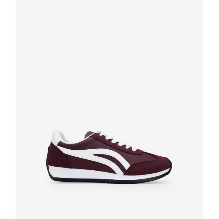 Bosanova Zapatillas deportivas para mujer con diferentes cortes y suela plana dentada. Cierre con cordones. - 1