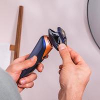 Cecotec Afeitadora Rotativa con Base Autolimpieza PrecisionCare Saphire Pro. 3-5 mins, Incluye Líquido de Autolimpieza, Autonomía 90min, Cuchillas de Titanio, Resistente al Agua IPX7 - details 1