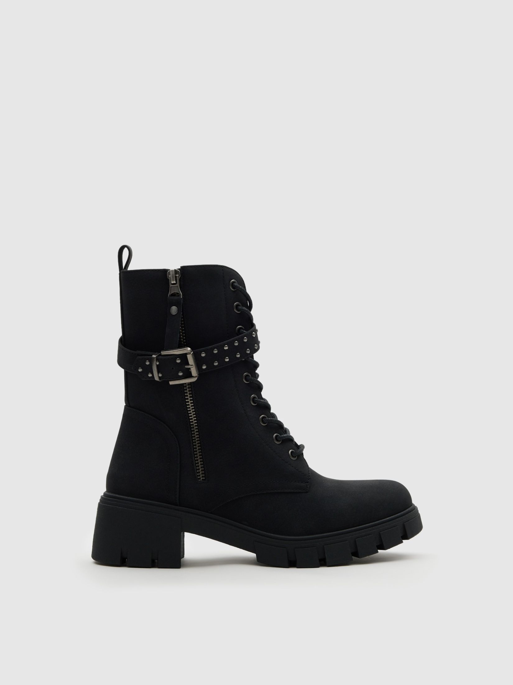 Botines militares con cordones, hebilla con tachas, cremallera lateral y suela volumen INSIDE