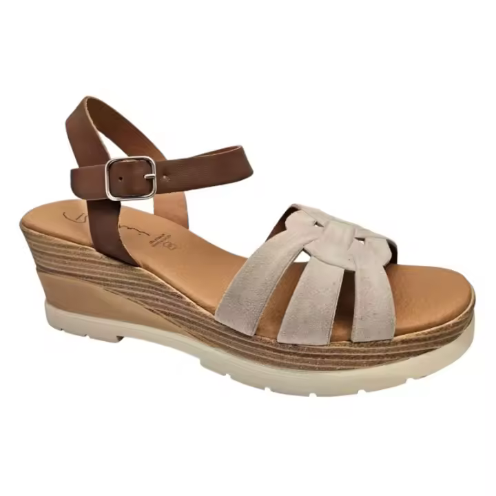 Sandalia Mujer Con Cuña En Piel Referencia: R2401 Cuero Beig Marca RODRI Sandalia mujer con original diseño fabricada en piel cuero y enpeine en piel beig, correa ajustable en talón mediante una hebilla. - 1