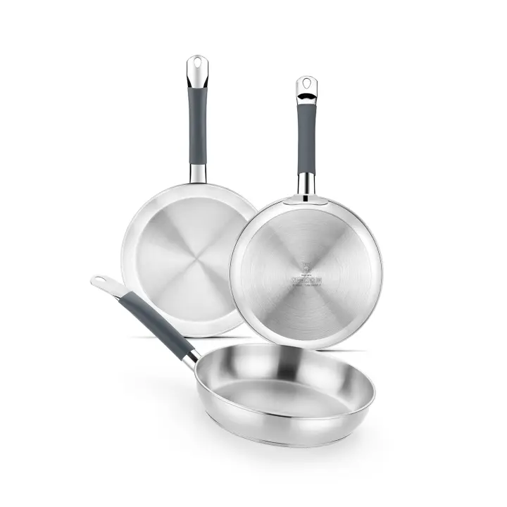 BRA Master – Set de 3 Sartenes Acero Inoxidable 18/10 (20-24-26 cm) – Sin Antiadherente, Libres de PFAS – Apto para Inducción y Horno – Mango con Silicona Anticalor – Acabado Pulido Brillante - 1