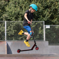 EVO - Patinete 2 ruedas, azul y rojo, manillar giro 360º, medidas 64x45x82 cm, peso máximo soportado 100 kg, freno trasero, base y manillar antideslizantes, juguetes niños +6 años, juguetes aire libre, juegos exterior - details 1