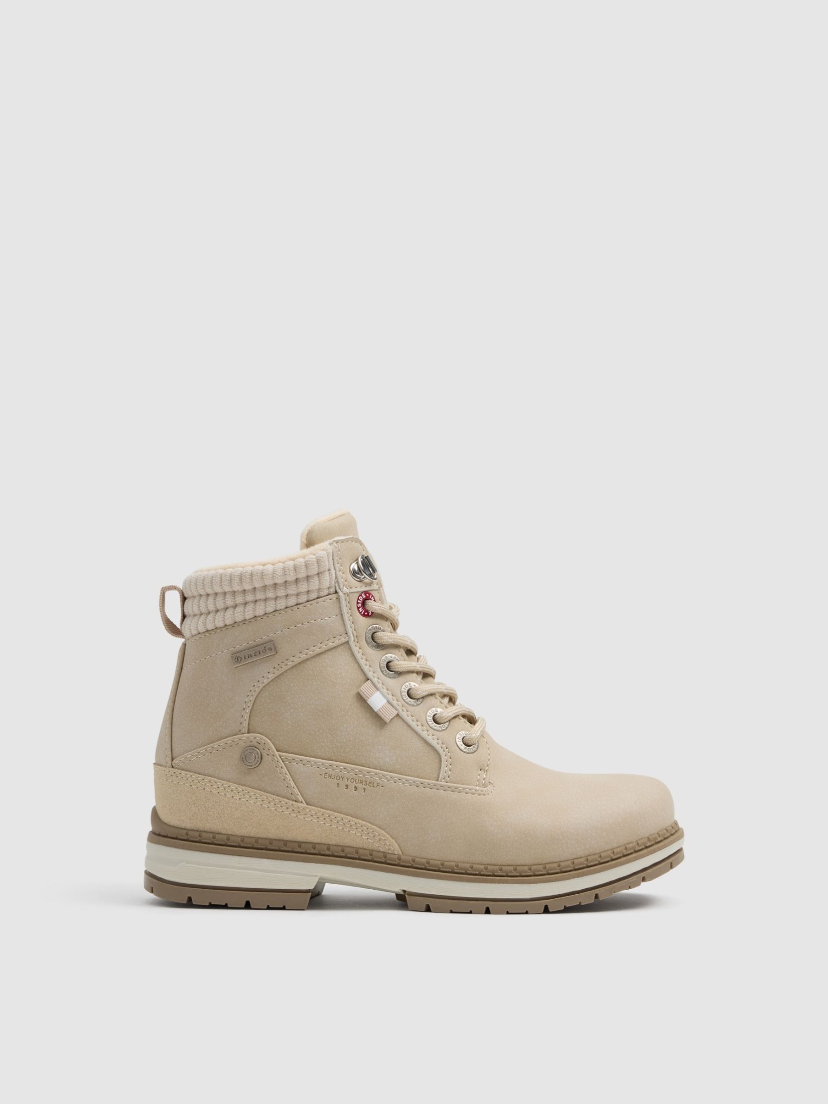 Bota montañera beige efecto piel, cuello de pana, cordones y suela de goma resistente con tirador atrás INSIDE