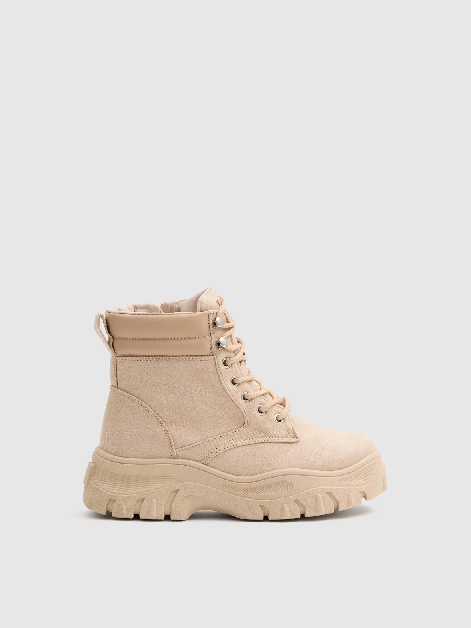 Botas con suela de plataforma y cierre de cordones con aplicación de la marca INSIDE