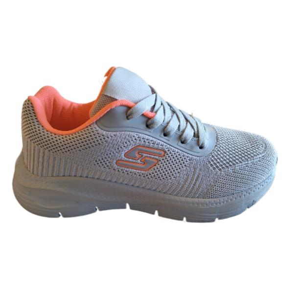 Deportiva El Modelo 101 de la marca PERVERSA es una zapatilla deportiva muy versátil y cómoda para mujer. Viene en un hermoso color gris-azul con detalles en azul, rosa y negro, y su suela es beige-azul, rosa y negro, además de ser completamente blanca.
