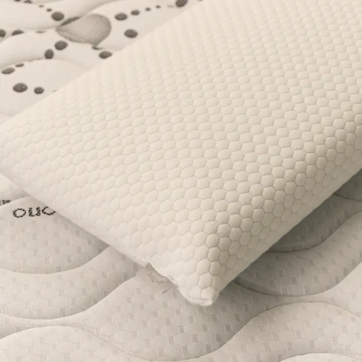 NATURALS - Almohada Viscoelástica de Alta Densidad (43kg/m3) - Doble Funda con Tejido Strech Colmena y Cremallera - Firmeza Media - Ergonómica y Transpirable - Medidas 70/75/80/90/105/135/150 cm - Fabricado en España - 1
