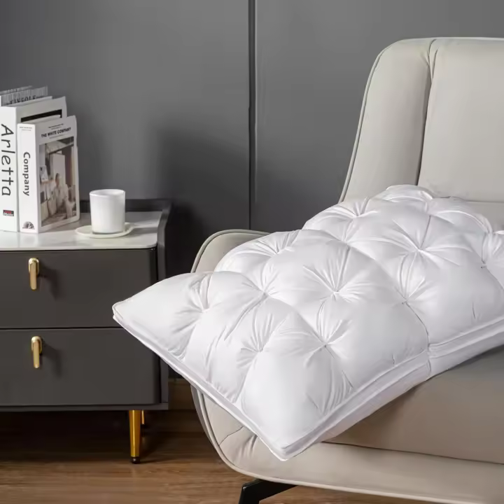 DECODEKO-Almohada de lujo con calidad de hotel 5 estrellas, soporte cervical para un sueño profundo. Almohada de alta densidad, mullida y resistente al hundimiento para todas las estaciones, con funda de satén blanco y relleno de poliéster 100%. - 1
