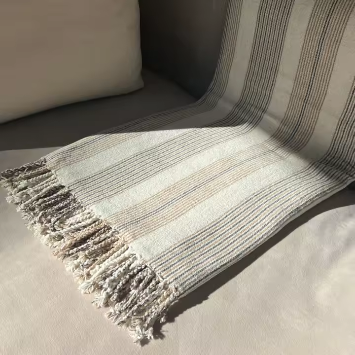 Manta Auxiliar de Microchenilla Rayas color Beige con Flecos ALO HOME 130x170 cm para Sofá o Cama - 1