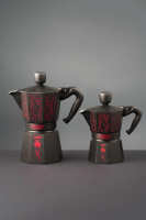 Bialetti Moka Express 3/6 Tazas – Cafetera Italiana Edición Especial Stranger Things™ negro y rojo | Con sonido inspirado en la serie cuando sube el café + Cable USB-C incluido | STRANGER THINGS™ TM/© Netflix. Used with permission. - details 0