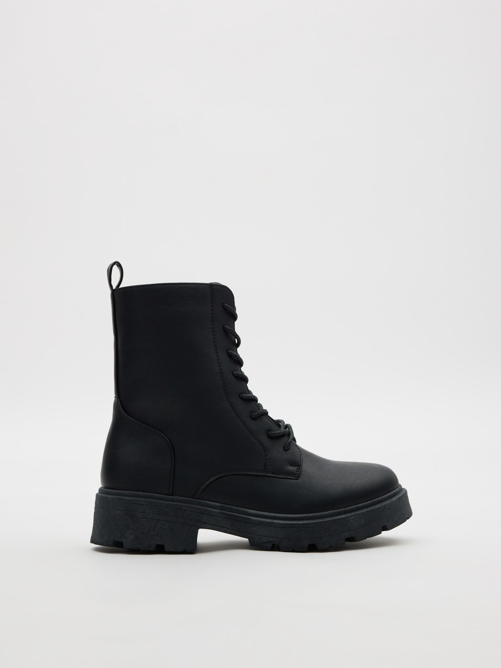 Botines militares con cordones, cremallera lateral, suela track y punta redonda INSIDE