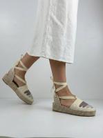 Calzados soraia, Alpargatas de cuña baja con cintas anudadas al tobillo y diseño de bandas degradadas. - details 0