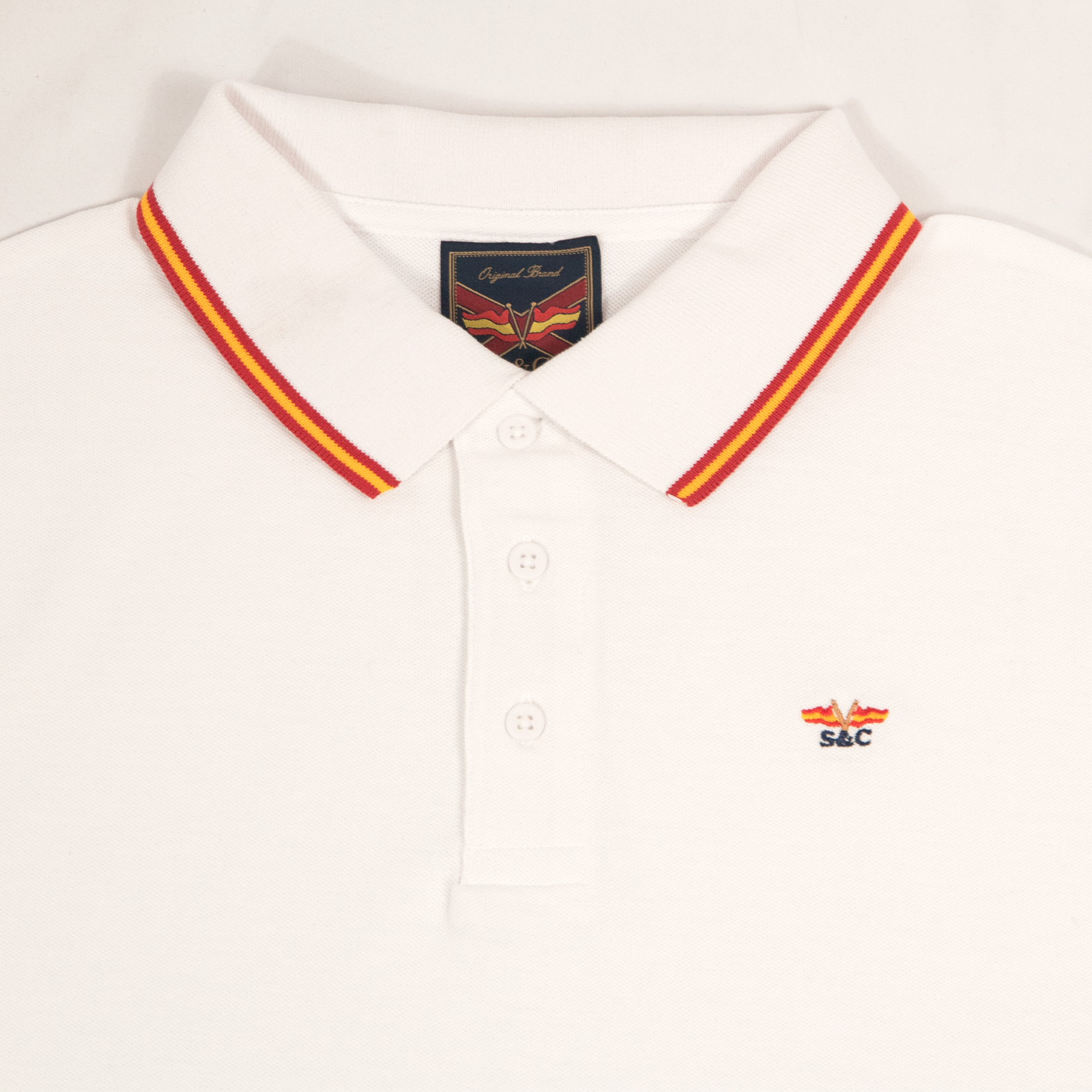 Polo de Hombre Manga Corta con bandera de España, marca SC Original - Versátil y Elegante. Colores negro, blanco y marino. Polo España, patriota, viva España, bandera de España