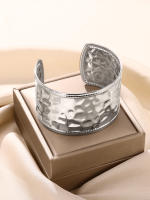 Pulsera De Acero Inoxidable Vintage Para Mujer Con Textura Ancha Y Color Oro Resistente Al Agua Joyería De Moda Regalo Diseñado - details 2