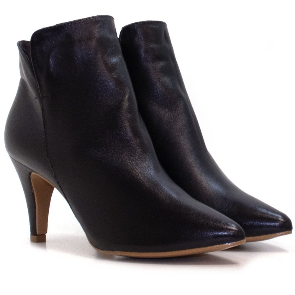 Botín Vera en piel mestizo marrón de Elodie: elegancia y confort para mujer, 100% hecho en España. Descubre su caña de 9 cm que se adapta a cualquier estilo, desde casual a sofisticado. Su piel de cal
