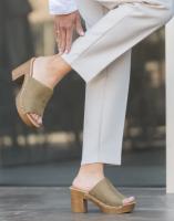 Paloma Wang sandalias mujer mules con tacón alto y plataforma efecto madera con tachas - details 20