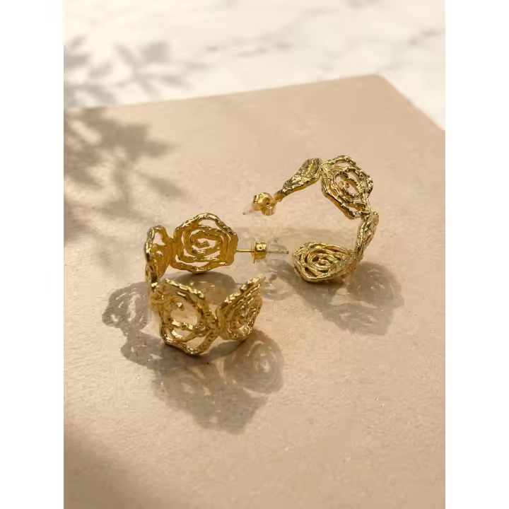 SmileJoyas -Pendientes de Aro en Acero Inoxidable Dorado con Textura de Rosas Caladas - 1