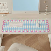 Alfombrilla Grande De Ratón Con Estampado a Cuadros Rosa Y Blanco Borde Ondulado Material De Cuero PU Antideslizante Protector De Escritorio Para Oficina Y Juegos - details 5