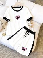Conjunto De Tres Piezas Para Mujer Estilo Casual Y Versátil Con Estampado De Corazones Rosa Y Negro Camiseta Manga Corta Y Pantalones Largos Para Verano Uso Diario Compras Y Hogar - details 4