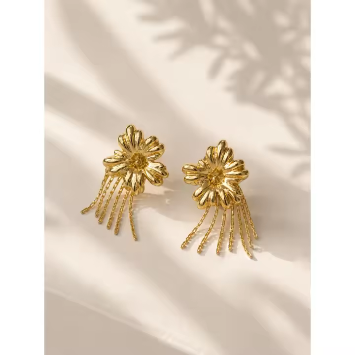SmileJoyas - Pendientes de Acero Inoxidable Dorados con Flor en Relieve y Flecos de Cadena - 1