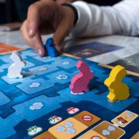 Asmodee - Dixit Una Imagen Vale más Que mil Palabras | Juego de Mesa Familiar y para Niños a Partir de 8 años | Ganador de Varios Premios | Imaginación e Intuición | Juego de Mesa Creativo | 3 a 8 Jugadores | 30 Minutos por Partida | Español - details 3