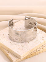 Pulsera De Acero Inoxidable Vintage Para Mujer Con Textura Ancha Y Color Oro Resistente Al Agua Joyería De Moda Regalo Diseñado - details 1