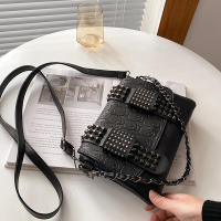 Bolso Vintage de Hombro Cruzado Negro con Rebites Bolso de Mensajero de Cuero PU Diseño de Calavera Bolso de Mano de Moda para Mujeres - details 10
