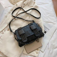 Bolso Vintage de Hombro Cruzado Negro con Rebites Bolso de Mensajero de Cuero PU Diseño de Calavera Bolso de Mano de Moda para Mujeres - details 16
