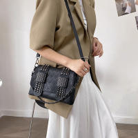 Bolso Vintage de Hombro Cruzado Negro con Rebites Bolso de Mensajero de Cuero PU Diseño de Calavera Bolso de Mano de Moda para Mujeres - details 4