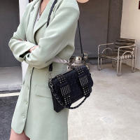 Bolso Vintage de Hombro Cruzado Negro con Rebites Bolso de Mensajero de Cuero PU Diseño de Calavera Bolso de Mano de Moda para Mujeres - details 0