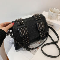 Bolso Vintage de Hombro Cruzado Negro con Rebites Bolso de Mensajero de Cuero PU Diseño de Calavera Bolso de Mano de Moda para Mujeres - details 9